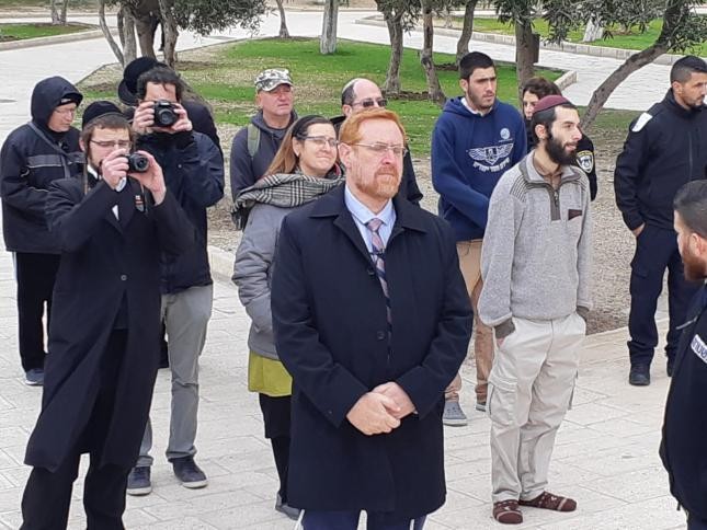 قطعان المستوطنين الصهاينة يقتحمون باحات الأقصى بقيادة المتطرف “غليك” قطعان المستوطنين الصهاينة يقتحمون باحات الأقصى بقيادة المتطرف “غليك”