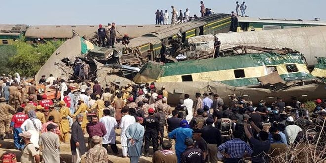 باكستان.. ارتفاع حصيلة ضحايا تصادم قطارين إلى 63 قتيلا