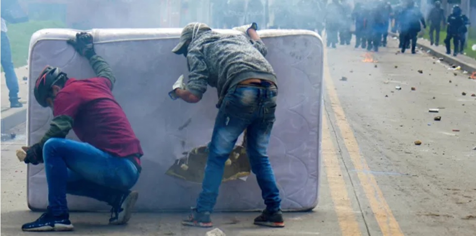 الرئيس الكولومبي السابق يعترف بقتل مدنيين وتسجيلهم كـ”مقاتلين متمردين”