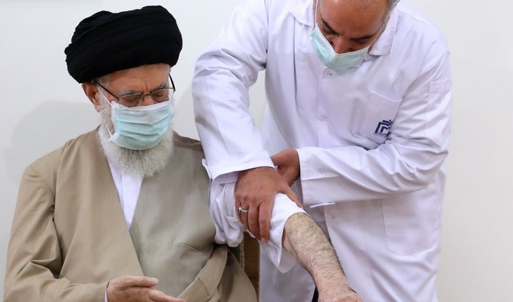المرشد الإيراني السيد علي خامنئي يتلقى لقاح كورونا المحلي