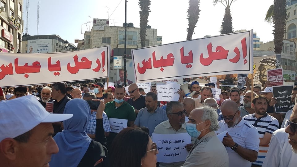 مسيرات جماهيرية في رام الله للتنديد بمقتل “نزار بنات” وتطالب برحيل عباس