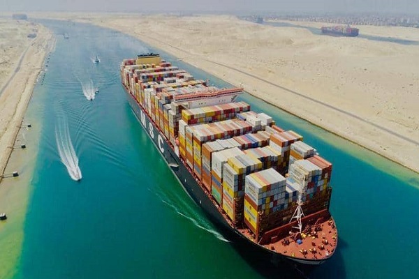 أخيراً مصر تطلق سراح السفينة التي أغلقت قناة السويس.. هذا ما نعرفه عن “التسوية”