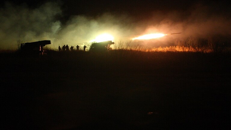 الجيش المصري يستخدم راجمات الصواريخ ضد أهداف بحرية تدريبية