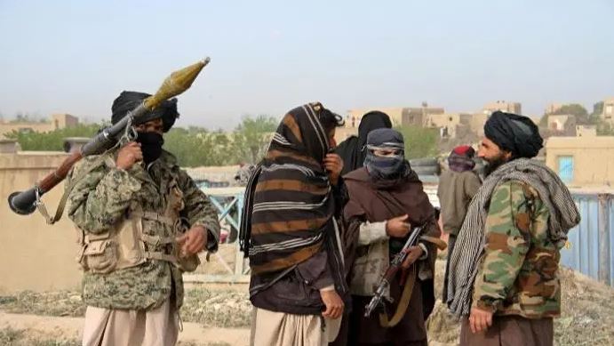 الدفاع الأفغانية تعلن مقتل 69 مسلحا من “طالبان” بعمليات للجيش في ولاية بادغيس