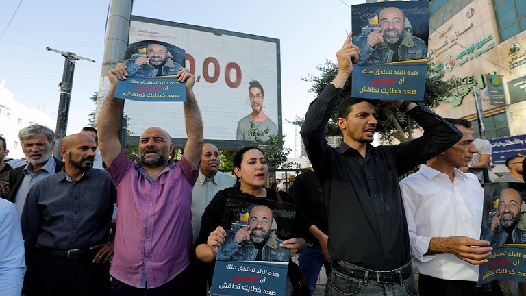 غسان بنات : سلوك السلطة الفلسطينية إجرامي يتستر على جريمة إغتيال شقيقي