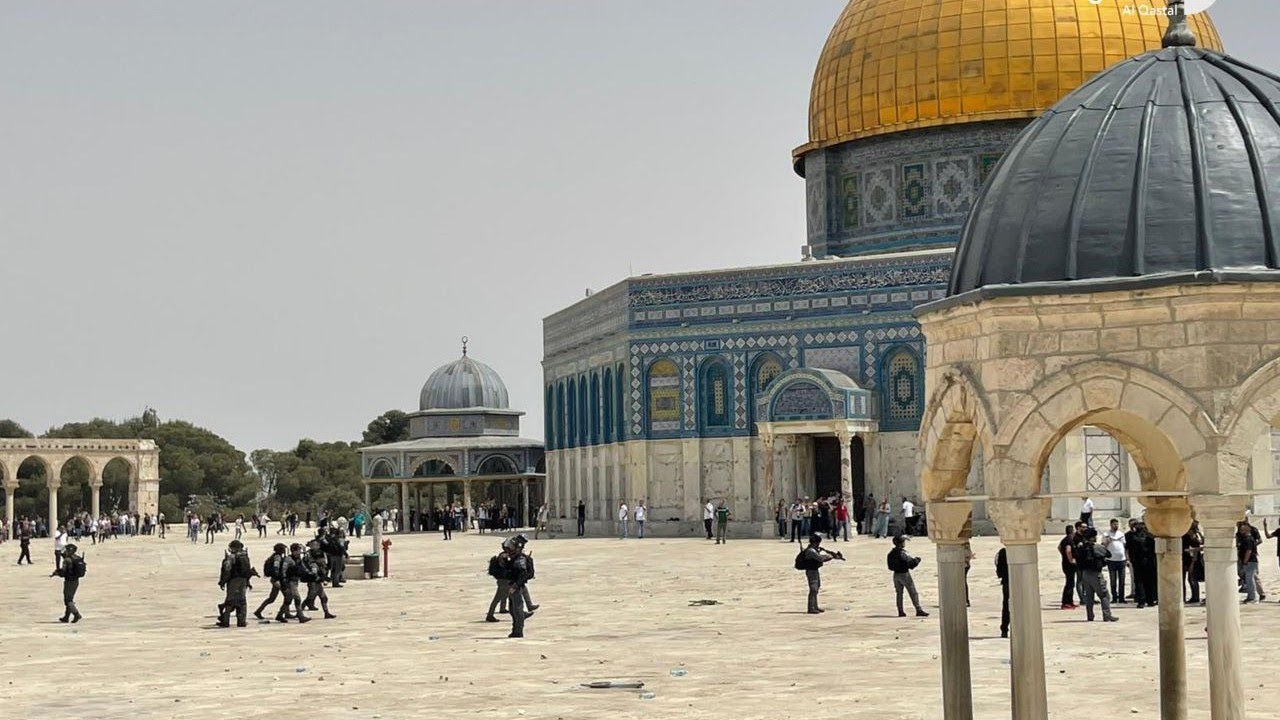 قوات الاحتلال تقتحم الأقصى بأعداد كبيرة وتعتدي على المرابطين