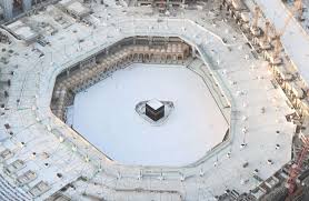 الحجاج يرمون جمرة العقبة الكبرى ويحتفلون بحلول عيد الأضحى