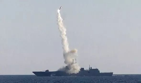 روسيا تطلق صاروخاً يحلق بـ9 أضعاف سرعة الصوت.. هل وجدت أخيراً سلاحاً يردع حاملات الطائرات الأمريكية؟