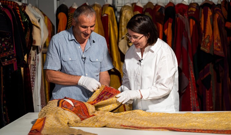 80 ثوباً وقصّة .. في “المتحف الفلسطيني”