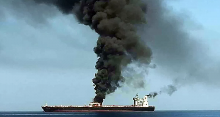 إستهداف سفينة “إسرائيلية” قبالة خليج عُمان ومصرع 2 من طاقمها