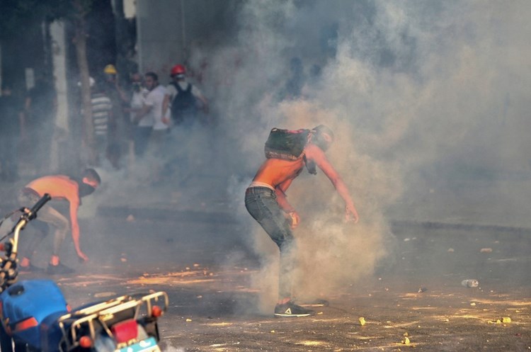 لبنان: إصابة العشرات في مواجهات بين قوات الأمن ومتظاهرين في وسط بيروت