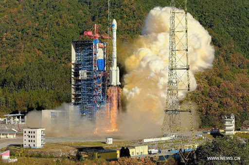 الصين تطلق قمرين صناعيين للوسائط المتعددة