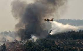 إصابة خمسة أشخاص في الحرائق قرب العاصمة اليونانية وجهود حثيثة لاطفائها