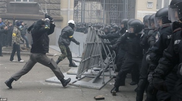 أوكرانيا.. اشتباكات بين الشرطة والقوميين المتعصبين عند مكتب رئيس البلاد