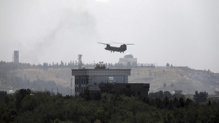 إنزال العلم الأمريكي من مبنى سفارتها في كابول وتأكيد حريق في مطار كابول