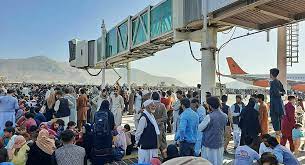 مقتل عدد من الأفغان لدى محاولاتهم مغادرة مطار كابول