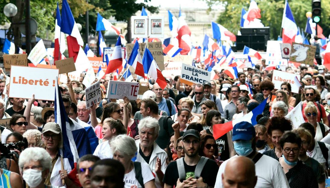 عشرات آلاف الفرنسيين يتظاهرون للأسبوع السادس على التوالي ضد الشهادة الصحية