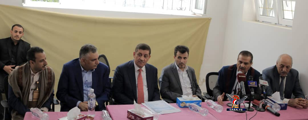 وزيرا الصناعة والصحة يدشنان عملية تسجيل تجار الاستيراد عبر ميناء الحديدة