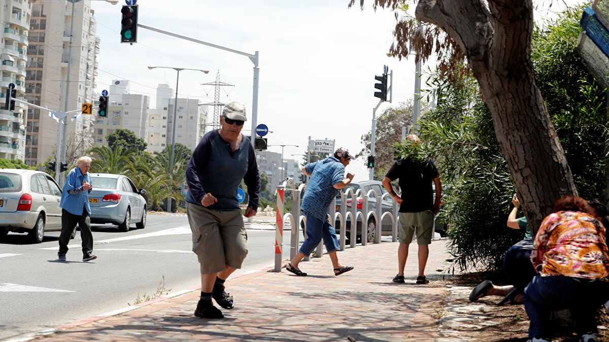 صفارات الإنذار تُسبب الهلع في صفوف المستوطنين الصهاينة وتدفعهم للملاجئ صفارات الإنذار تُسبب الهلع في صفوف المستوطنين الصهاينة وتدفعهم للملاجئ