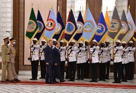 القادة والوفود المشاركة في قمة بغداد تتوافد تباعا إلى العاصمة العراقية