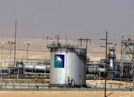النفط ينزل دولارا بعد خفض كبير لسعر الخام السعودي