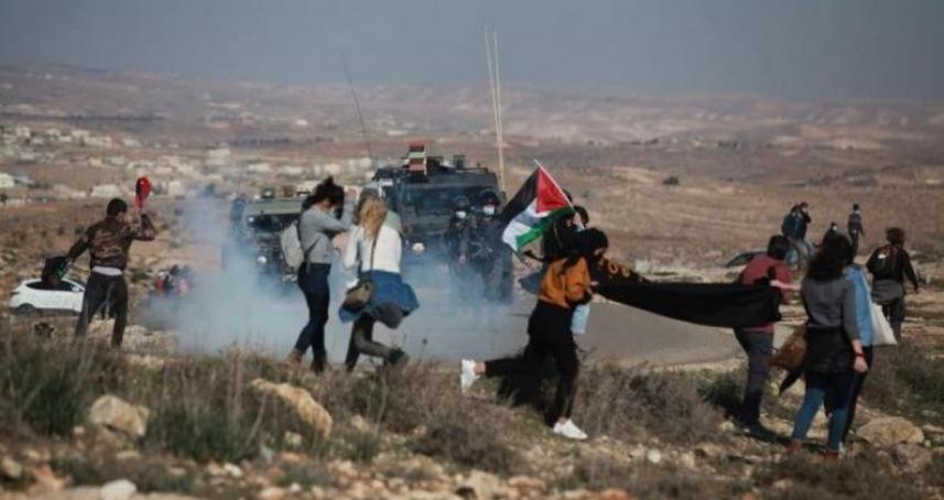 إصابات بالاختناق خلال قمع فعالية مناهضة للاستيطان جنوب الخليل