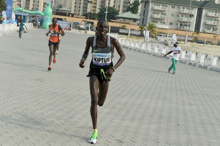 الكيني كيبتوم يحطم الرقم القياسي العالمي لنصف الماراتون