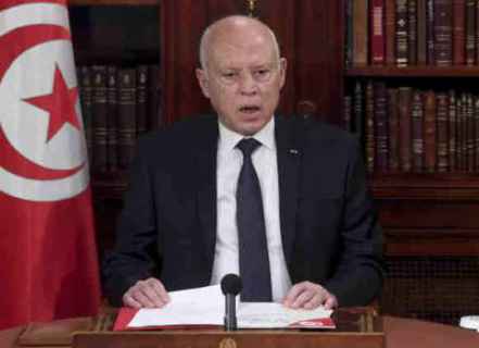 قيس سعيد يريد تعديلاً دستورياً رغم أنف البرلمان، فلماذا يسعى لذلك عبر استفتاء وليس انتخابات جديدة؟