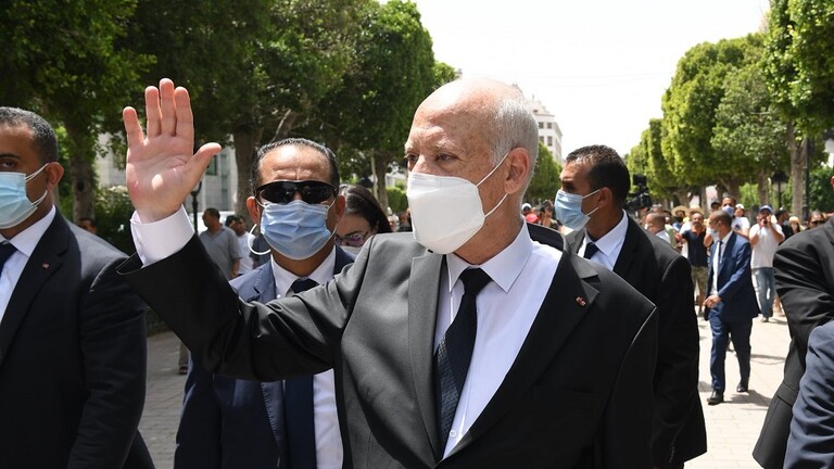 قلق متزايد من انفراده بالسلطة.. هل ينفضّ مؤيدو سعيّد من حوله خوفاً على مستقبل تونس؟