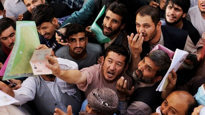 توافد مئات الأفغان إلى مكتب الجوازات في كابول بعد أنباء عن استئناف عمله