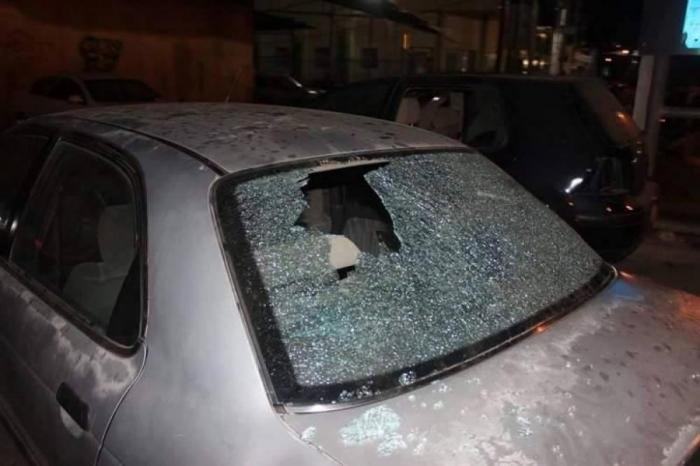 مستوطنون صهاينة يحطمون مركبات الفلسطينيين في بيت إكسا شمال غرب القدس