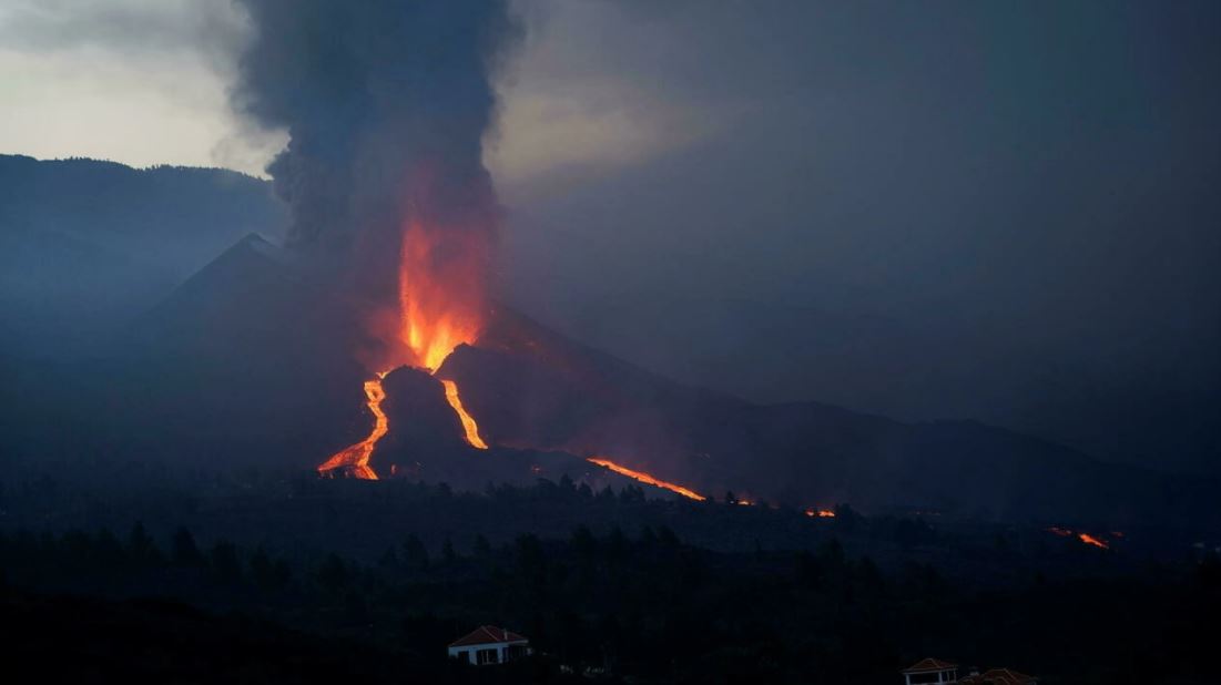 الحمم البركانية تجرف مزيدا من المنازل في جزيرة لا بالما الإسبانية الحمم البركانية تجرف مزيدا من المنازل في جزيرة لا بالما الإسبانية