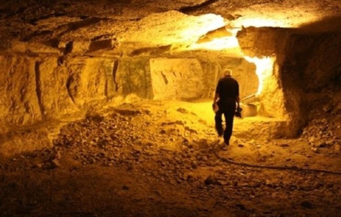 الكشف عن نفق أسفل مسجد بلدة سلوان باتجاه الأقصى بطول 300 متر