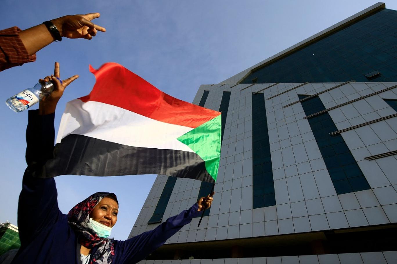 الشارع السوداني يغلي.. وزراء يتقدمون مظاهرة تطالب بإبعاد الجيش عن الحكم، وأخرى تدعو لإقالة الحكومة