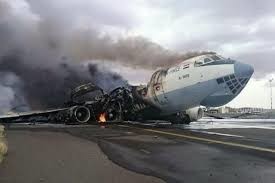 مقتل طيار وإصابة آخر بتحطم طائرة شحن في إندونيسيا