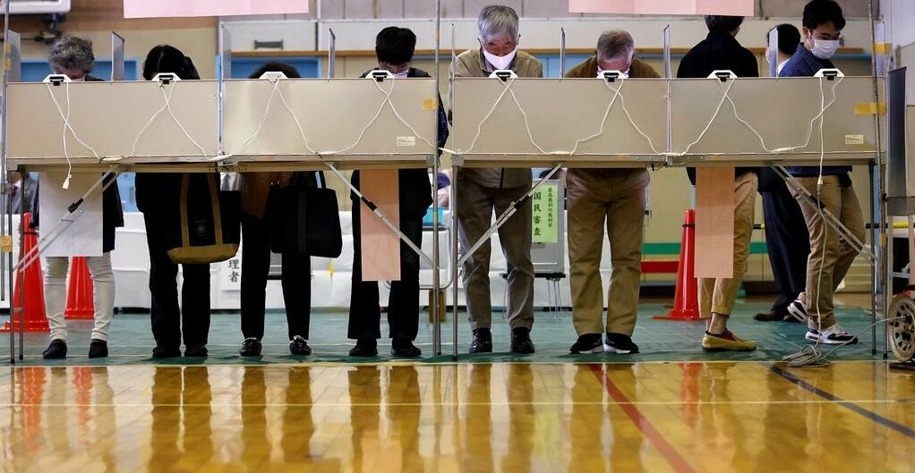 اليابانيون يدلون بأصواتهم في انتخابات عامة يسعى فيها الحزب الحاكم لبداية جديدة