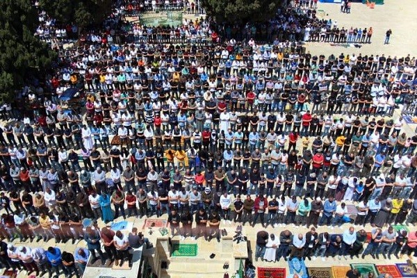 الآلاف يؤدون صلاة الفجر بالأقصى والإبراهيمي نصرة للأسرى