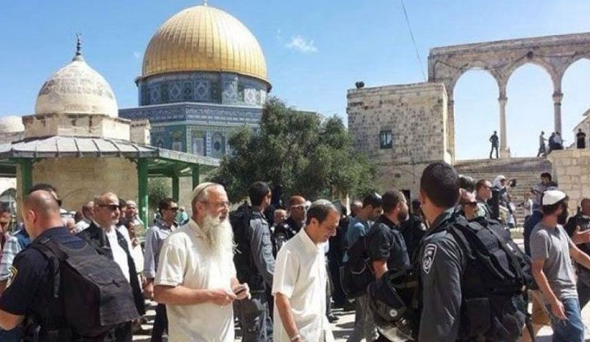  100 مستوطن يقتحمون الأقصى بحماية الاحتلال