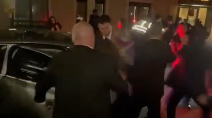 مظاهرة مؤيدة لفلسطين تجبر سفيرة كيان الاحتلال الصهيوني على مغادرة حفل بلندن