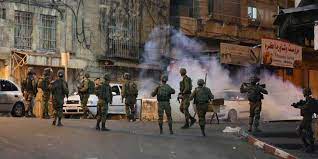 إصابة عشرات الفلسطينيين جراء اقتحام قوات الاحتلال باب الزاوية وسط الخليل
