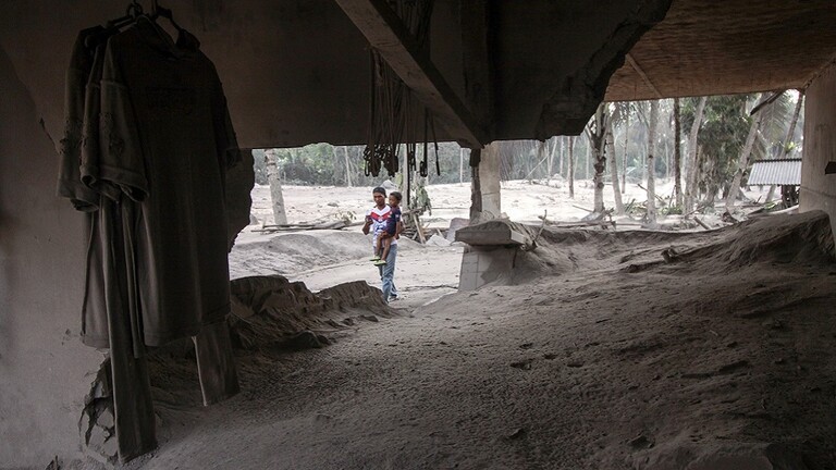 ارتفاع حصيلة ضحايا ثوران بركان في إندونيسيا إلى 13 قتيلاً