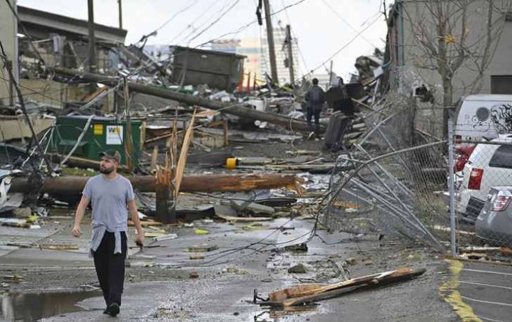 مصرع 50 شخصاً جراء إعصار قوي ضرب الولايات الأمريكية