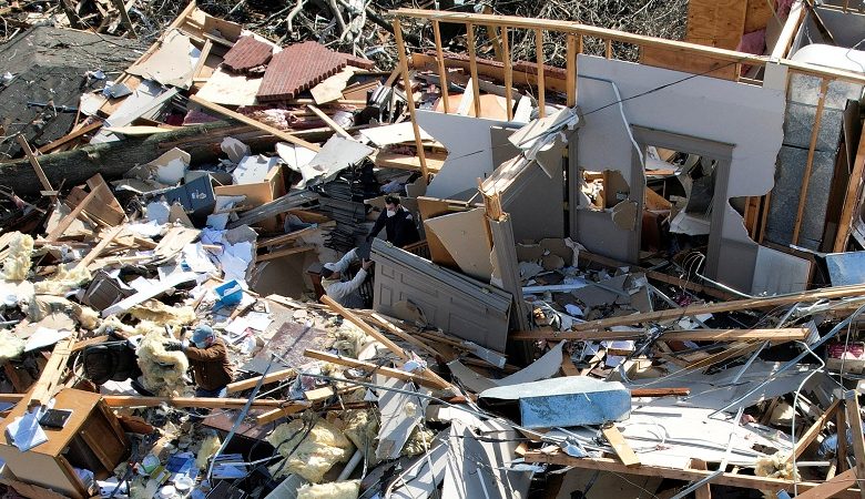 فرق الإنقاذ تبحث عن ناجين بعد الأعاصير المدمرة في ست ولايات أميركية