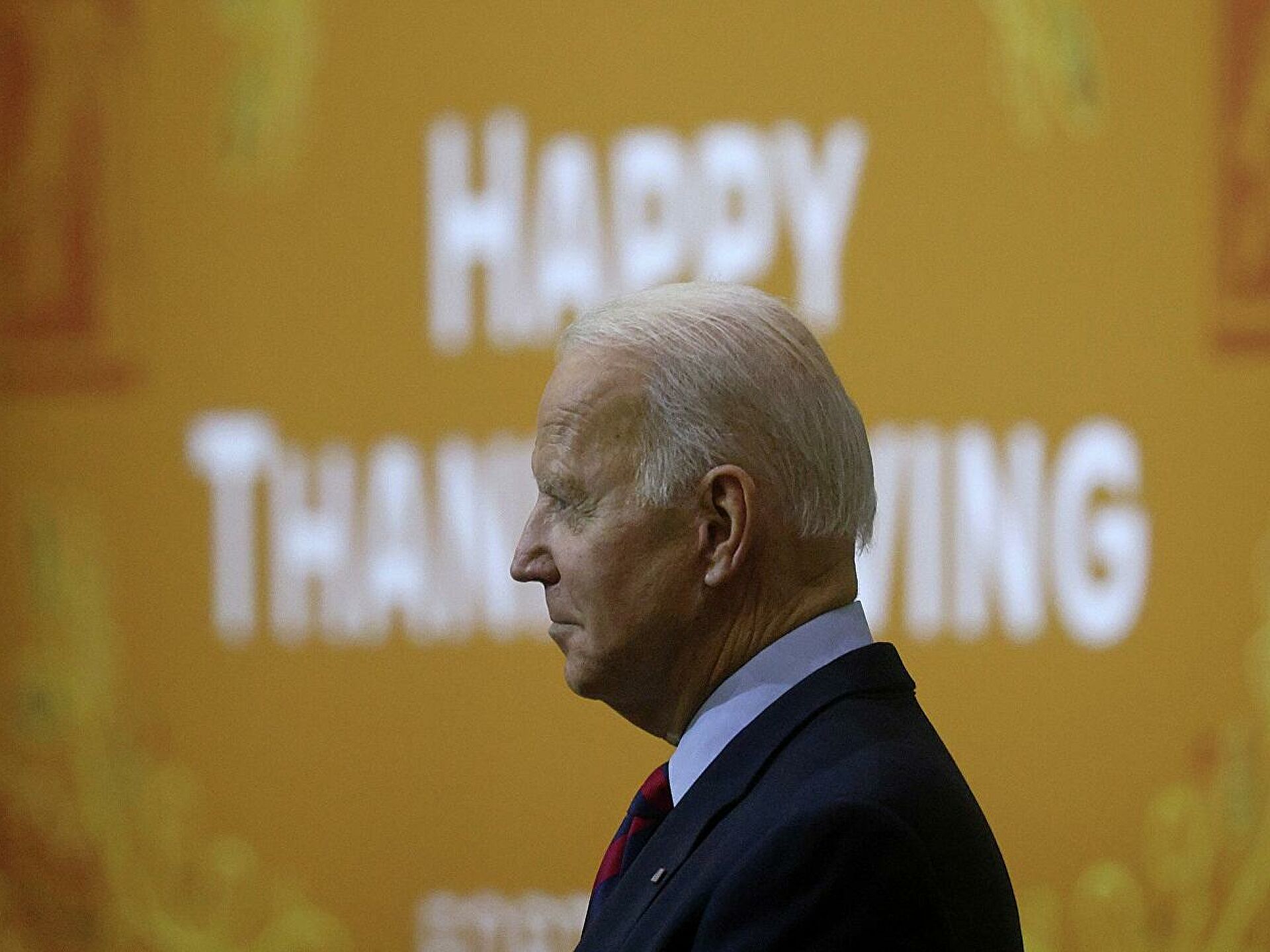 الكشف عن فحوصات بايدن بعد إصابة موظف قريب منه بكورونا