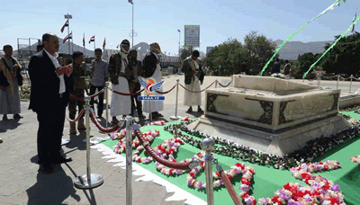 وزير الأشغال يزور ضريح الرئيس الصمّاد وأسر الشهداء والجرحى