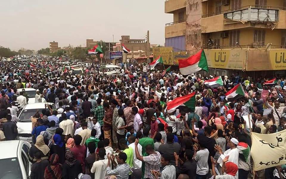انتشار أمني كثيف وقطع للإنترنت في السودان..  السلطات تغلق الطرق قُبيل احتجاجات تطالب بـ”حكم مدني”