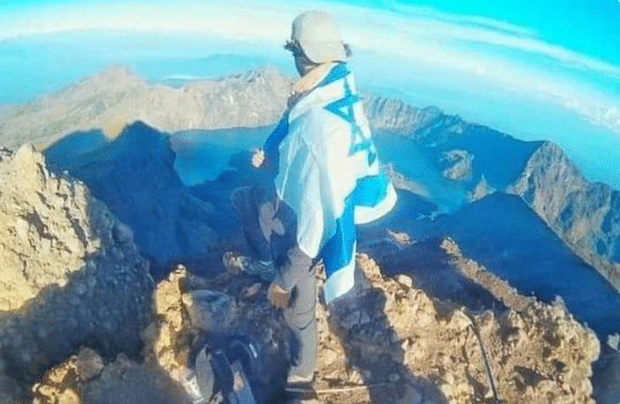 العلم الصهيوني يرفرف في الجزر اليمنية..الخيانة الإماراتية تتجاوز الآفاق