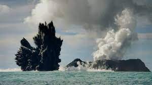 ثوران بركاني تحت الماء بالقرب من مملكة تونجا وتحذيرات من تسونامي