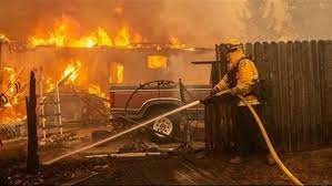 حريق ضخم يلتهم مستودعاً للمواد الكيميائية في الولايات المتحدة الأمريكية