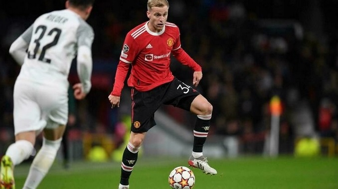 الدوري الإنجليزي: مانشستر يونايتد يُعير الهولندي فان دي بيك إلى إيفرتون